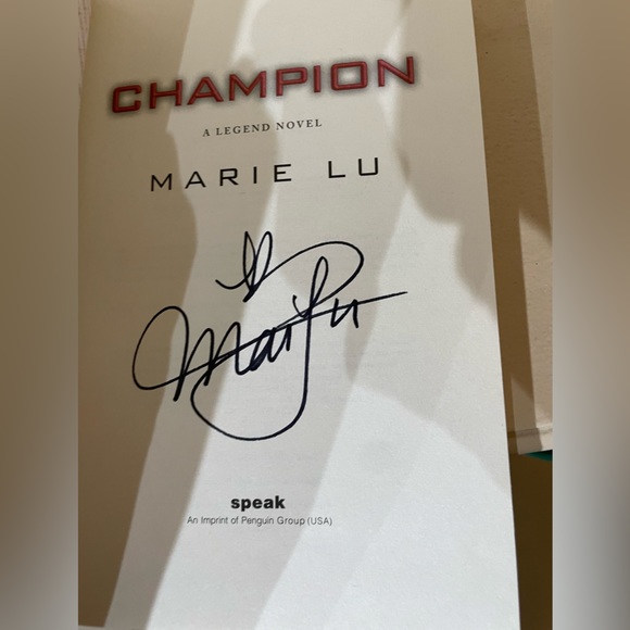 Prodigy and Champion (Legend series) paperback editions signed by Marie Lu - Picture 4 of 6